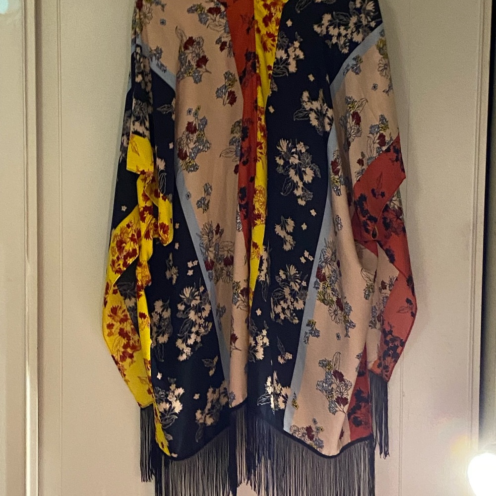 Floral Women's Shawl with Fringe - Picture 3 of 6